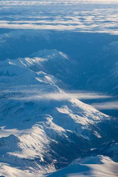Flygfoto över snötäckta toppar i bc, Kanada — Stockfoto
