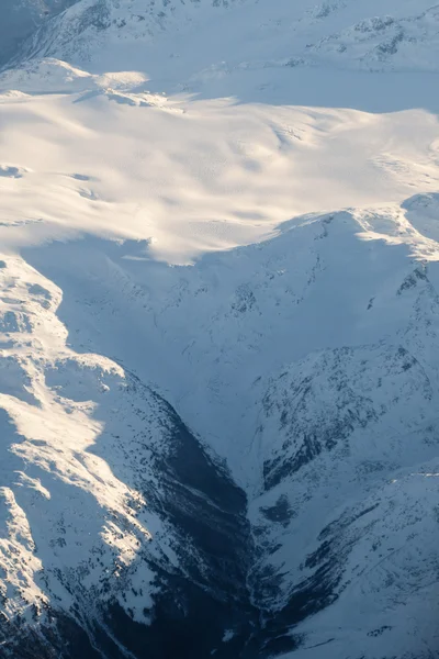 Letecký pohled na zasněžené vrcholy v bc, Kanada — Stock fotografie