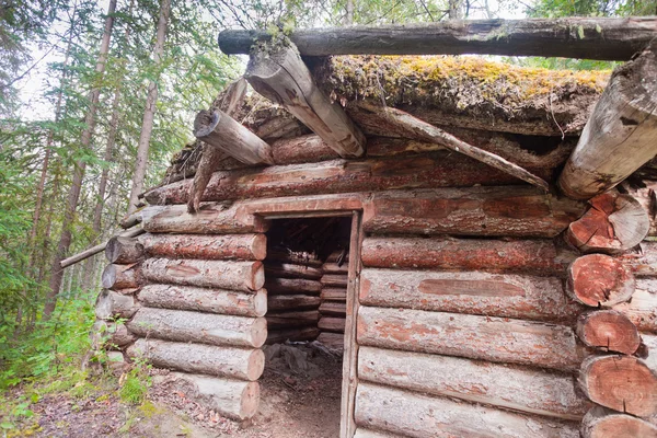 Antigua cabaña de madera tradicional pudriéndose en Yukon taiga — Foto de Stock