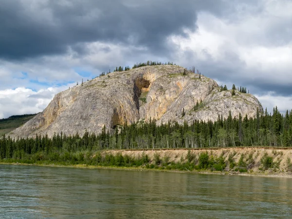 Eagle Bluff at Yukon River, Yukon T., Canadá — Fotografia de Stock