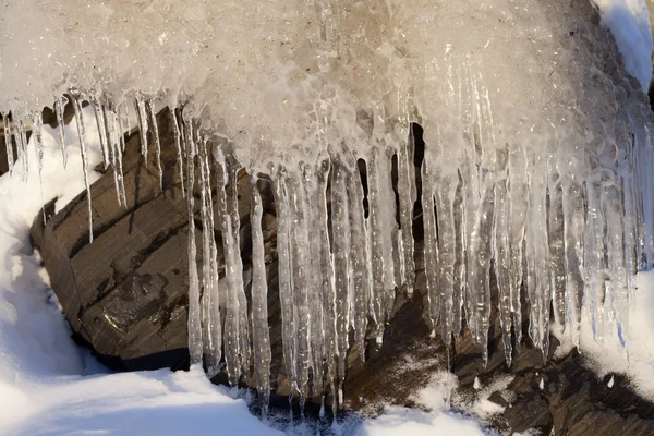 Buz sarkıtları kaya — Stok fotoğraf