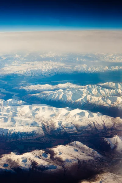 Munți acoperiți cu zăpadă — Fotografie, imagine de stoc