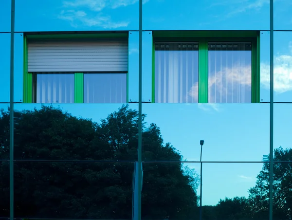 Edificio reflectante — Foto de Stock