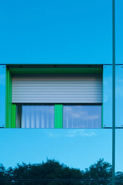 Reflektierendes Gebäude — Stockfoto