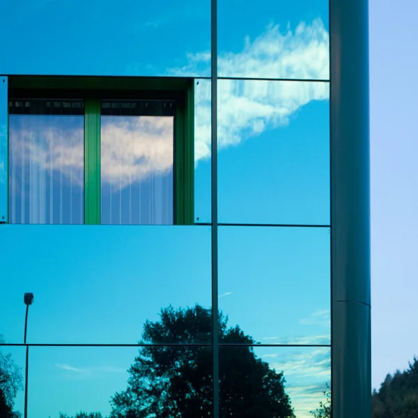 Reflekterande byggnad — Stockfoto