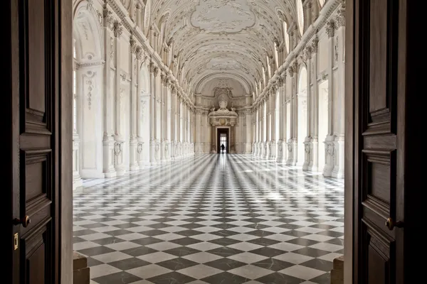 意大利-皇家宫殿: 拱廊堤戴安娜 Venaria 免版税图库照片