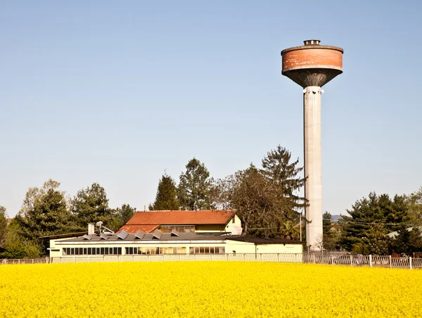 Страна и водонапорная башня — стоковое фото