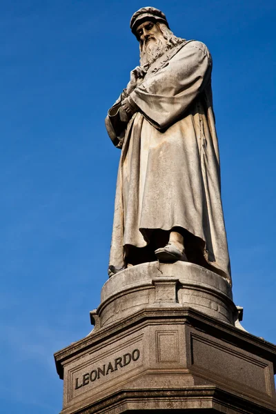 Milaan - Italië: Leonardo Da Vinci standbeeld — Stockfoto