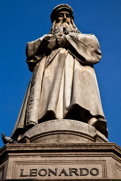Milão - Itália: Estátua Leonardo Da Vinci — Fotografia de Stock