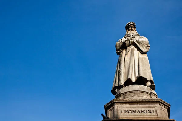 Mediolan - Włochy: Leonardo Da Vinci statua — Zdjęcie stockowe