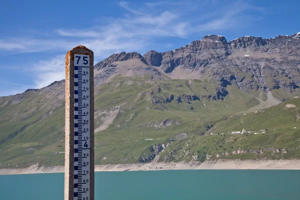 Pomiar poziomu wody dam — Zdjęcie stockowe