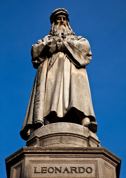 Milan - Italy: Leonardo Da Vinci statue — Stock Photo, Image