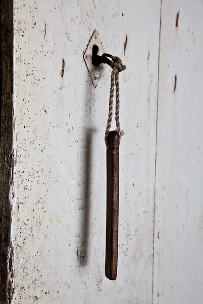 Vecchia chiave nella vecchia porta — Foto Stock