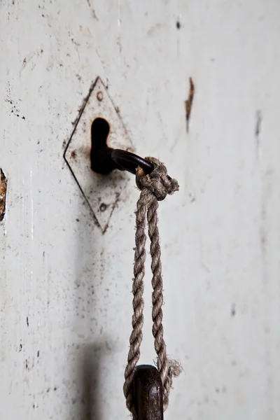Alter Schlüssel in alter Tür — Stockfoto