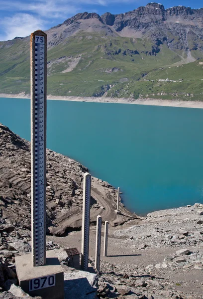 Mesure du niveau d'eau du barrage — Photo