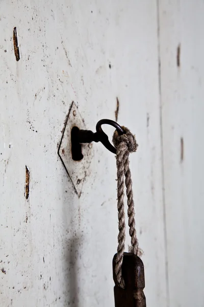 Vecchia chiave nella vecchia porta — Foto Stock