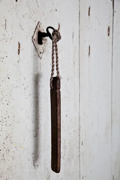 旧的密钥在老门 — 图库照片
