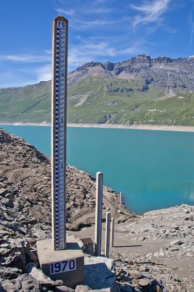 Měření výšky hladiny vody přehrady — Stock fotografie