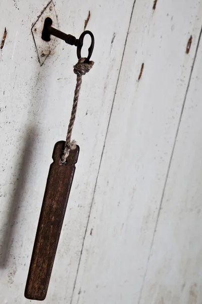 Oude sleutel in oude deur — Stockfoto