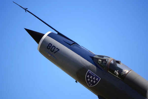 Avião sobre céu azul — Fotografia de Stock