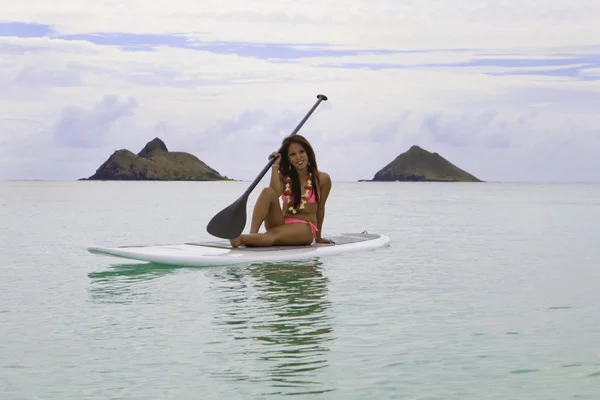 Kadın pembe bikini bir paddle kurulu — Stok fotoğraf