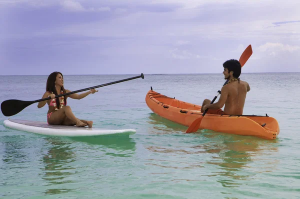 Pareja con kayak y paddle board —  Fotos de Stock