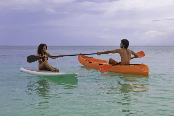 Pareja con kayak y paddle board —  Fotos de Stock