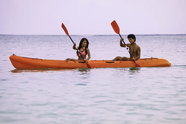 Coppia nel loro kayak — Foto Stock