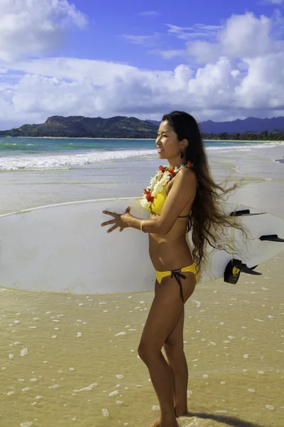 Japanese woman with surfboard in hawaii — Stock Photo, Image