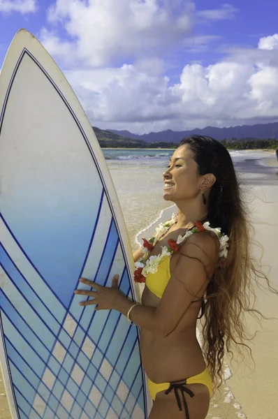 Japanse vrouw met surfboard in Hawaï — Stockfoto