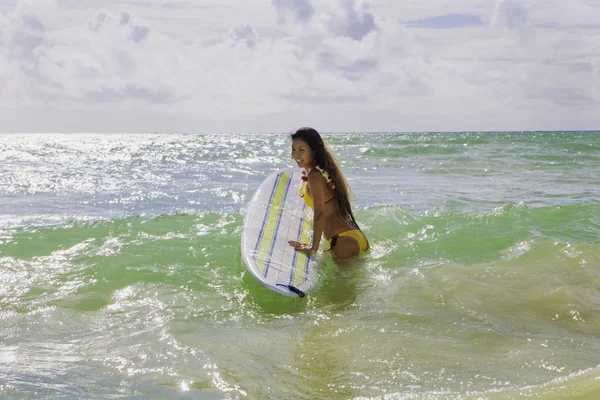 Japanerin surft auf Hawaii — Stockfoto