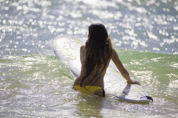 Mujer japonesa surfeando en hawaii — Foto de Stock