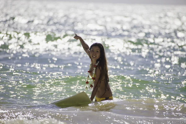 ハワイでのサーフィン日本人女性 — ストック写真