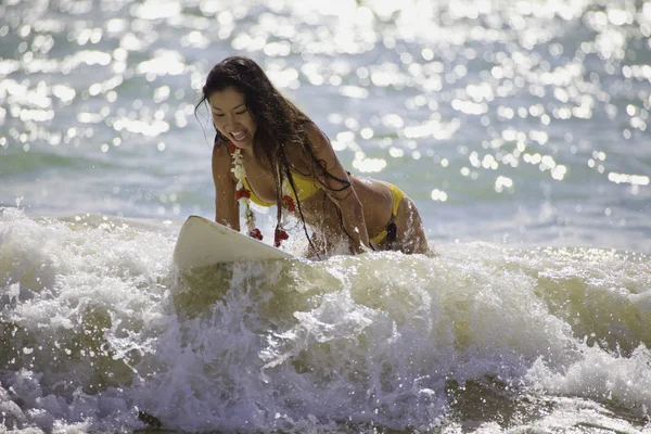 Mulher japonesa surfando em hawaii — Fotografia de Stock