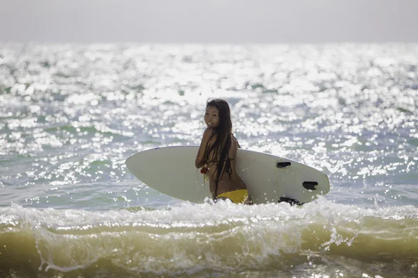 Japán nő Hawaii szörf — Stock Fotó
