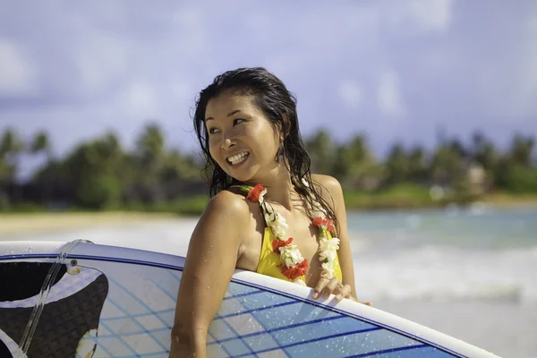 Donna giapponese con tavola da surf in hawaii — Foto Stock