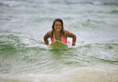 genç kız onun surfboard ile pembe bikini