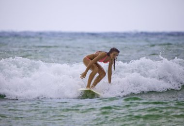 genç kız onun surfboard ile pembe bikini