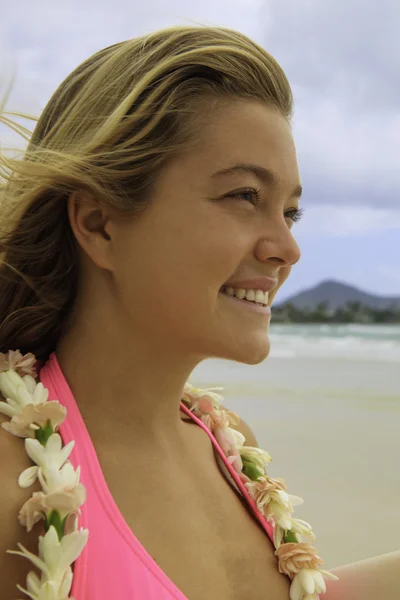 Tienermeisje in roze bikini met haar surfboard — Stockfoto