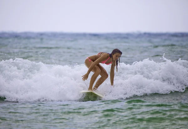 그녀의 서핑 보드와 분홍색 비키니 입은 십 대 소녀 — 스톡 사진