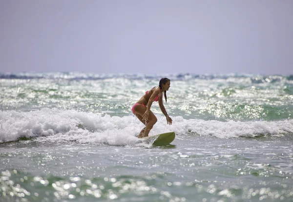 Дівчина-підліток в рожевому бікіні з дошкою для серфінгу — стокове фото