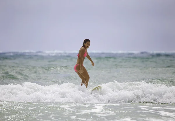Genç kız onun surfboard ile pembe bikini — Stok fotoğraf