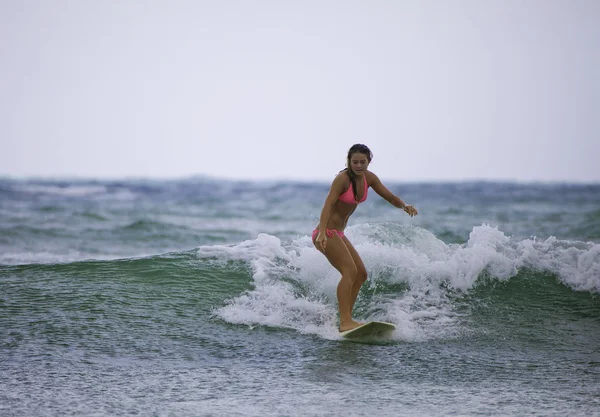 Dospívající dívka v růžových plavkách s její Surf — Stock fotografie