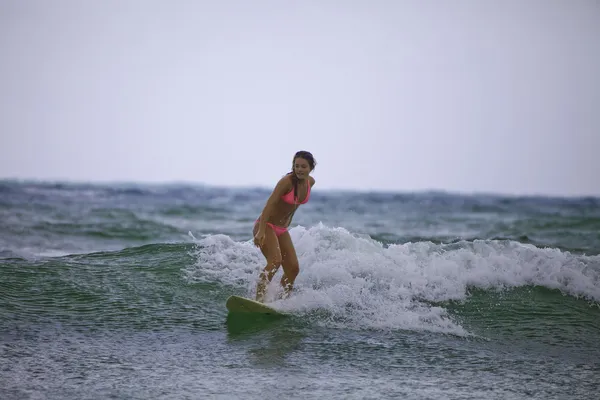 Adolescente en bikini rosa con su tabla de surf — Foto de Stock