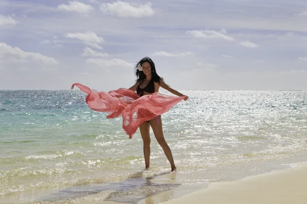 Ισπανόφωνος γυναίκα σε μπικίνι στην παραλία — Φωτογραφία Αρχείου