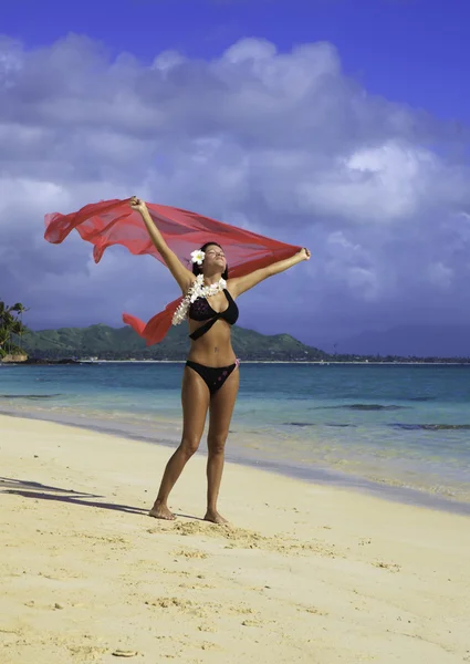 Spansktalande kvinna i bikini på stranden — Stockfoto