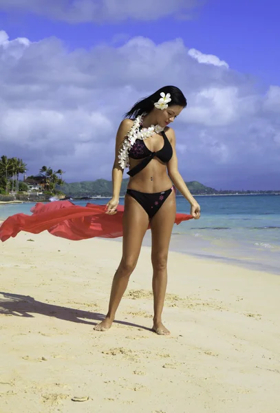 Латиноамериканського жінка в бікіні на пляжі — стокове фото