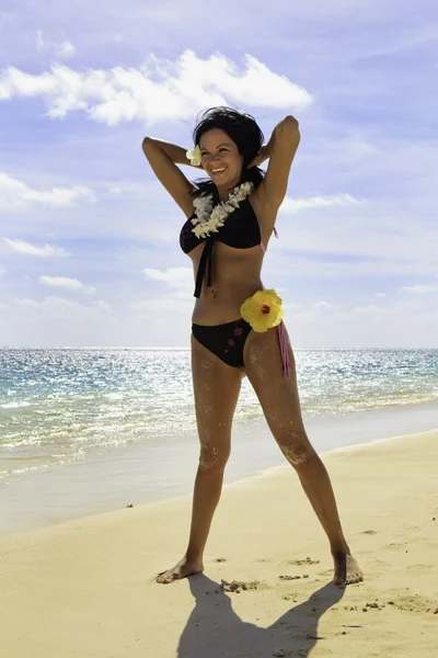 Hiszpanin kobieta w bikini na plaży — Zdjęcie stockowe