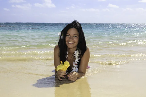 西班牙裔美国人的女人的比基尼在海滩上 — 图库照片