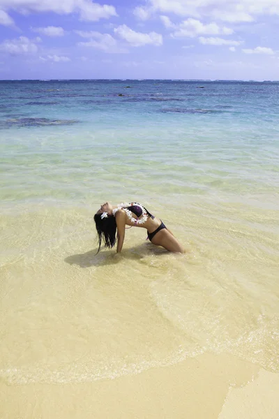 Spanyol nő a bikini a strandon — Stock Fotó